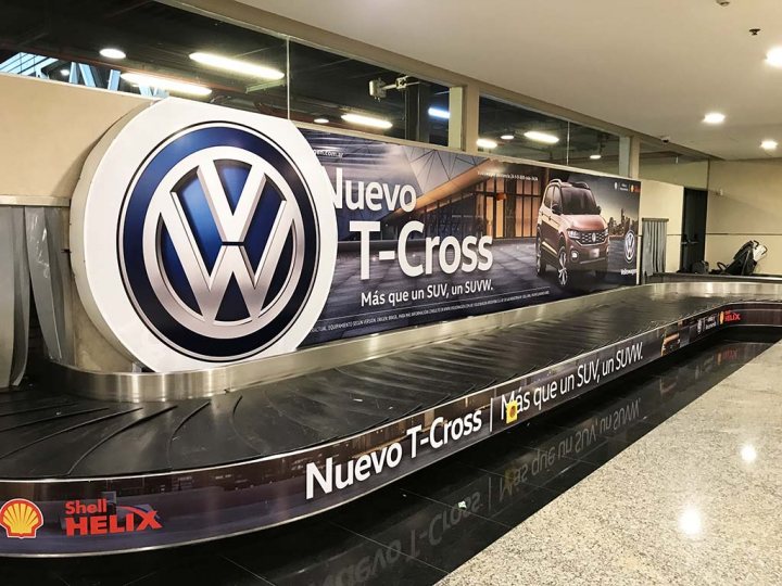 branding T - CROSS en cintas arribos aeropuerto de Ezeiza 