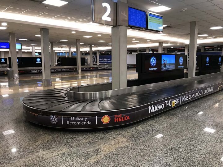 branding T - CROSS en cintas arribos aeropuerto de Ezeiza 