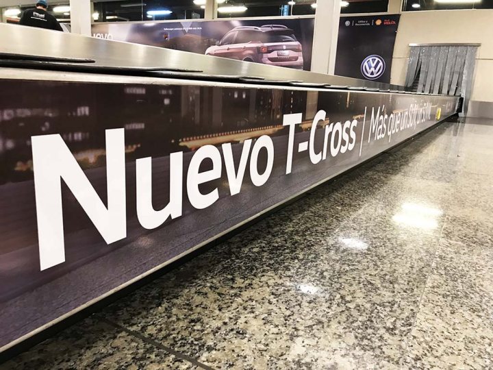 branding T - CROSS en cintas arribos aeropuerto de Ezeiza 