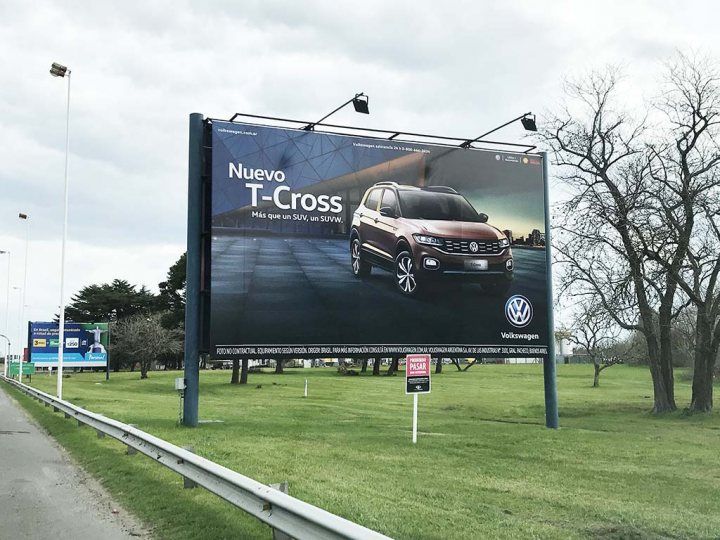 branding T - CROSS en cintas arribos aeropuerto de Ezeiza 