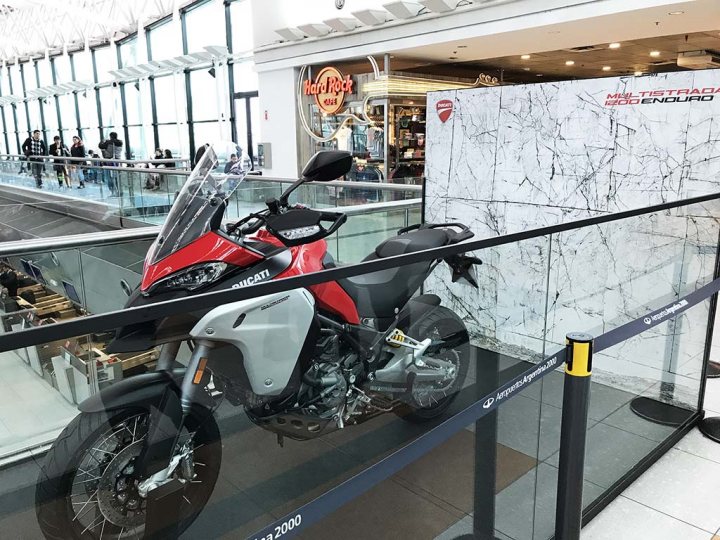 STAND DUCATI terminal A aeropuerto de Ezeiza