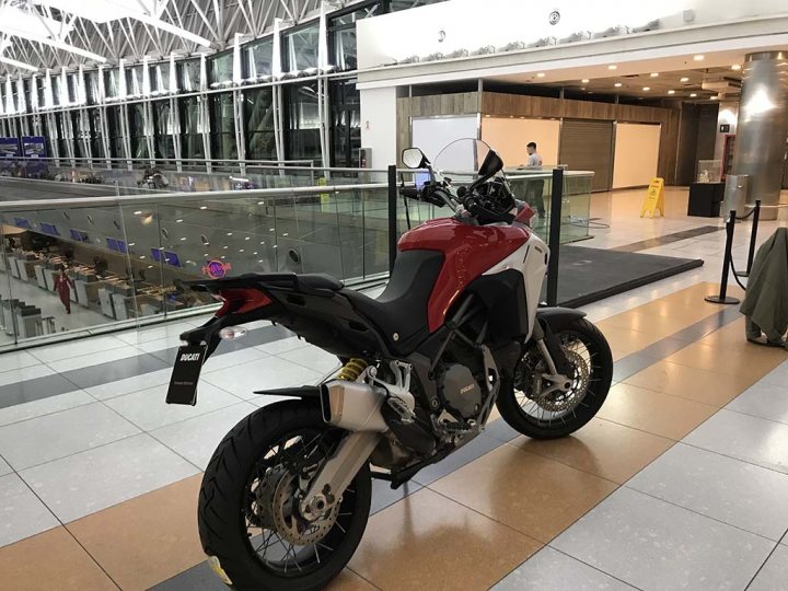 STAND DUCATI terminal A aeropuerto de Ezeiza