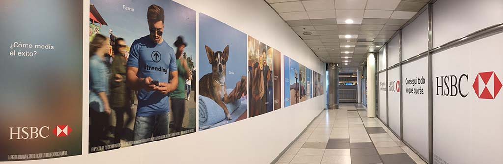 branding HSBC BANK pasillo pre embarque terminal A aeropuerto de Ezeiza