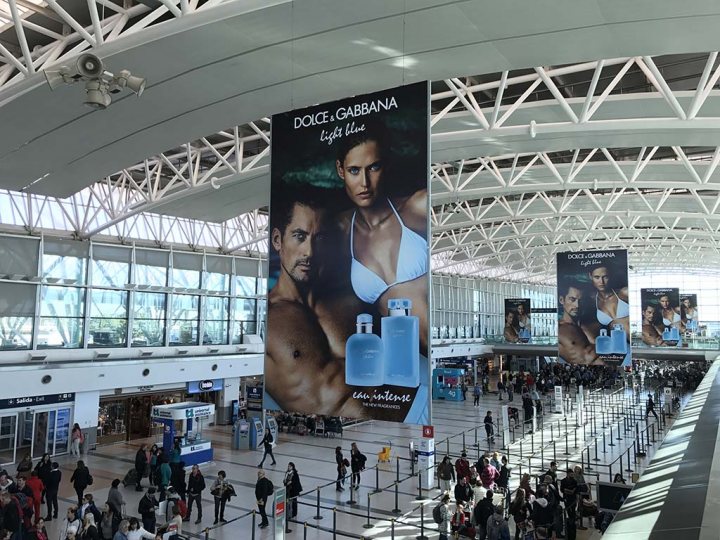 STAND DOLCE & GABBANA Light Blue Terminal A aeropuerto de Ezeiza