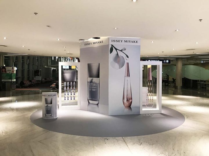 STAND ISSEY MIYAKE pre embarque aeropuerto de Ezeiza